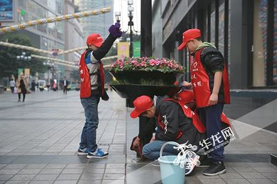 弘揚(yáng)雷鋒精神 重慶市兒童愛(ài)心莊園孩子們走上街頭參與環(huán)衛(wèi)保潔