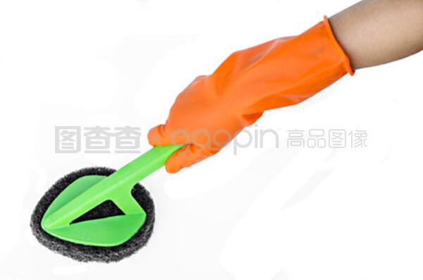 用刷子清潔橙色手套的手。